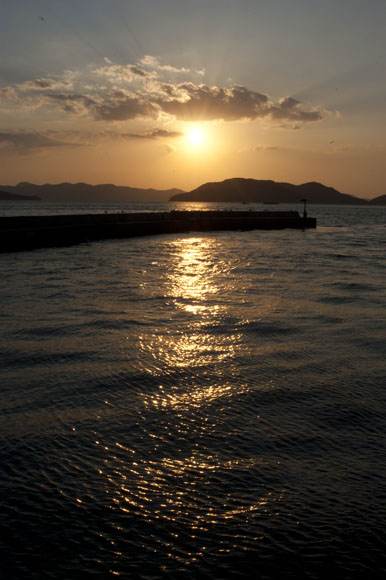 下津井港に沈む夕日